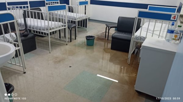 Temporal alaga hospital em Paranavaí e cobertura de comércio fica retorcida; vídeo