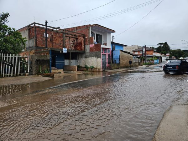 Temporal causa alagamentos em bairro de Curitiba; veja previsão 3
