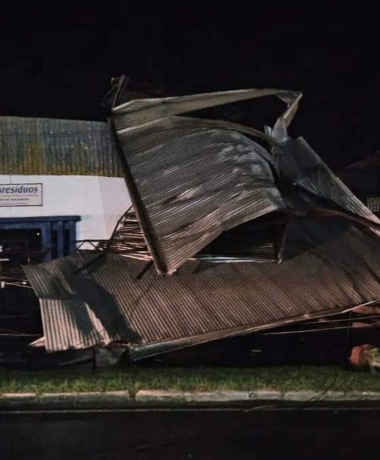  Temporal com granizo derruba árvores e destelha casas em Paranavaí; veja previsão 4 