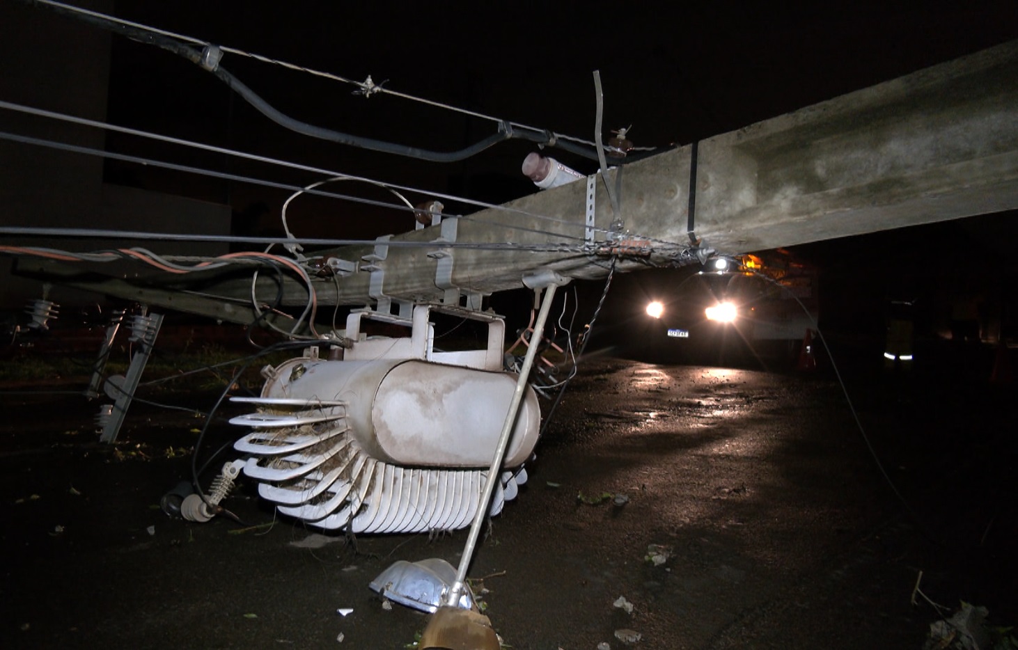  Temporal derruba 163 postes no noroeste do Paraná; 25 mil seguem sem energia 2 