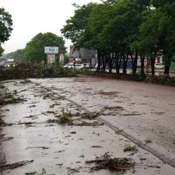 Tornado causa destruição na fronteira entre Brasil e Paraguai durante temporal