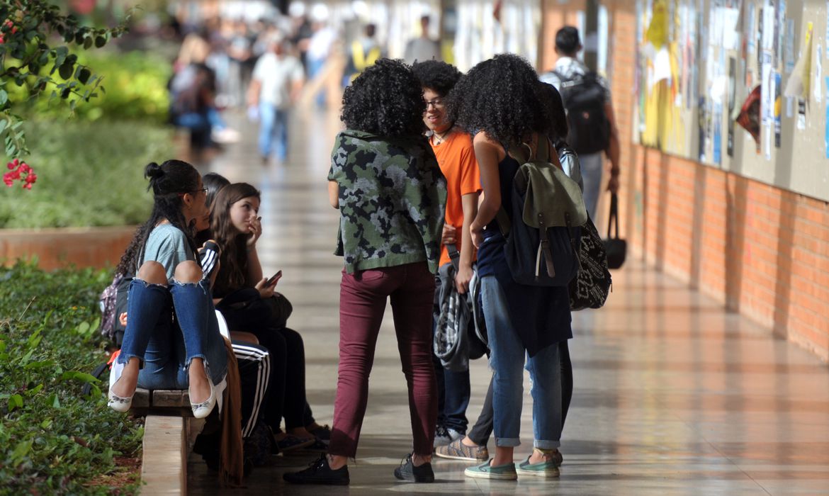  Senado aprova o projeto de lei que amplia o sistema de cotas na educação federal 