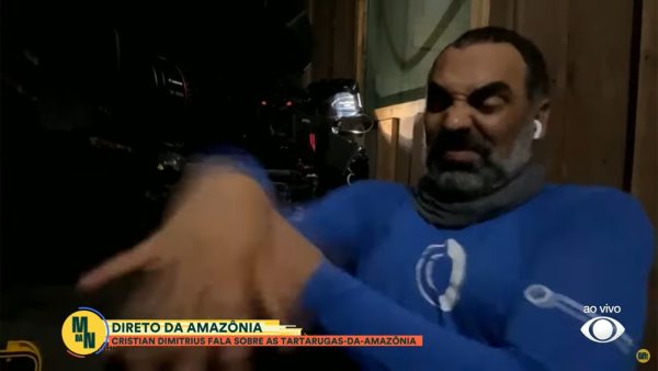 VÍDEO: Repórter Cristian Dimitrius é picado por marimbondo ao vivo durante programa