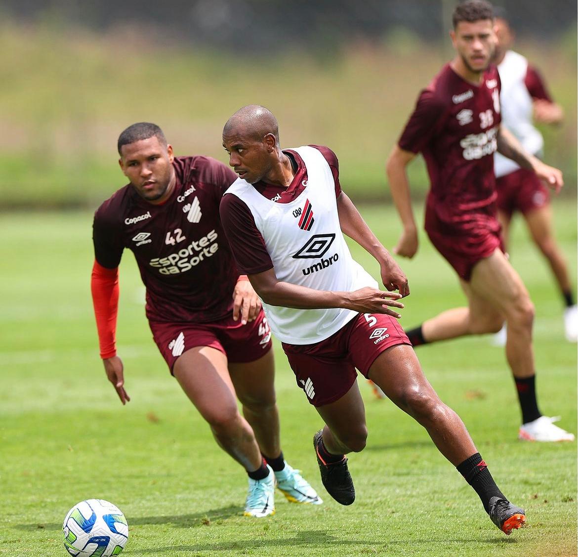 Maringá Futebol Clube - Maringá Futebol Clube renova o contrato com o  zagueiro Wesley Santos até outubro de 2025