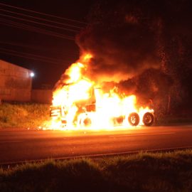 Pneu dianteiro explode e cavalo mecânico pega fogo na BR-376, no Paraná