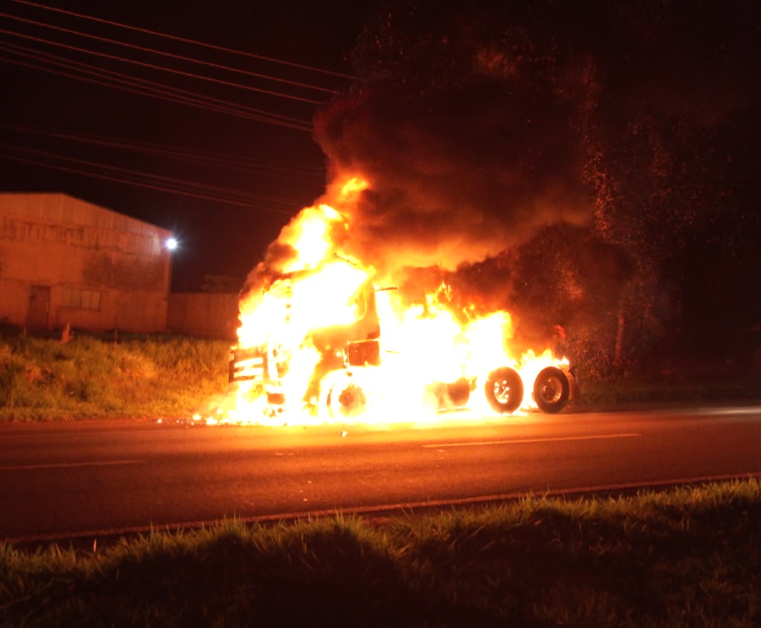  Pneu dianteiro explode e cavalo mecânico pega fogo na BR-376, no Paraná 
