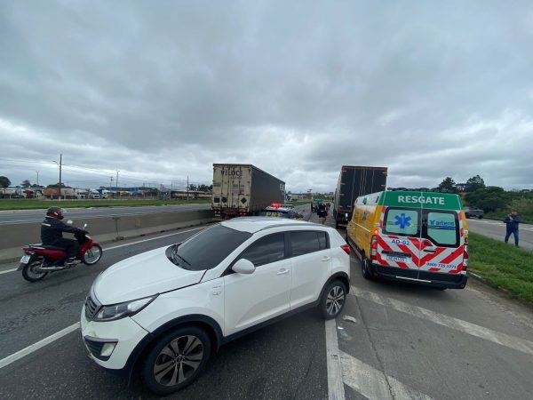 carros em acidente na rodovia