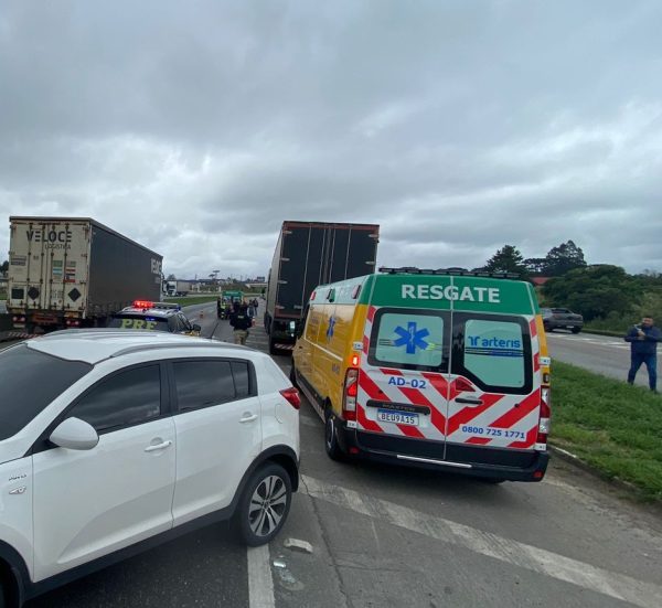 carros em acidente na rodovia