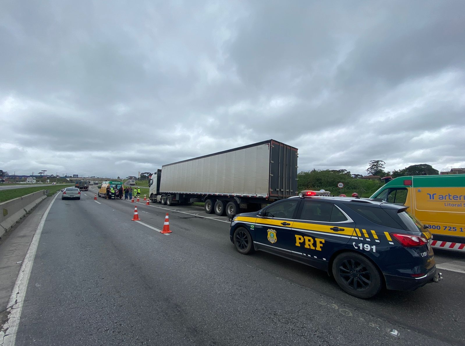  carros em acidente na rodovia 