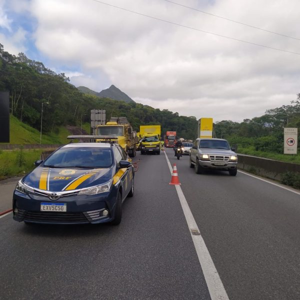 Acidente entre caminhões interdita faixa da BR-277, em Morretes - Massa News