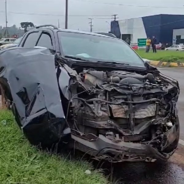 Batida frontal entre carros é registrada na BR-277 em Cascavel