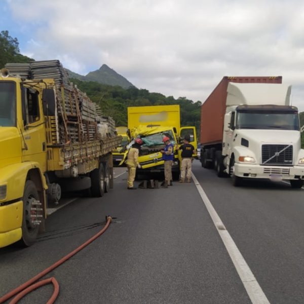 Acidente entre caminhões termina em morte na BR-277, em Morretes