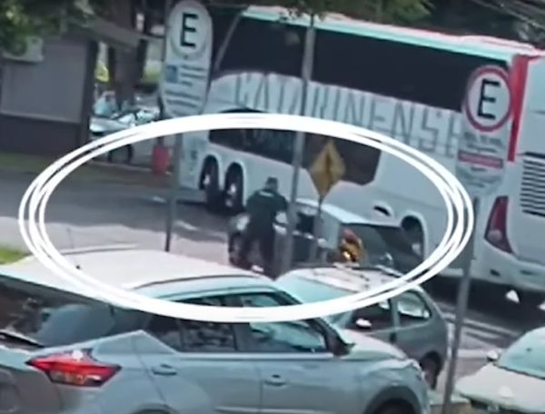 Agente de trânsito é atropelado em Foz do Iguaçu; vídeo