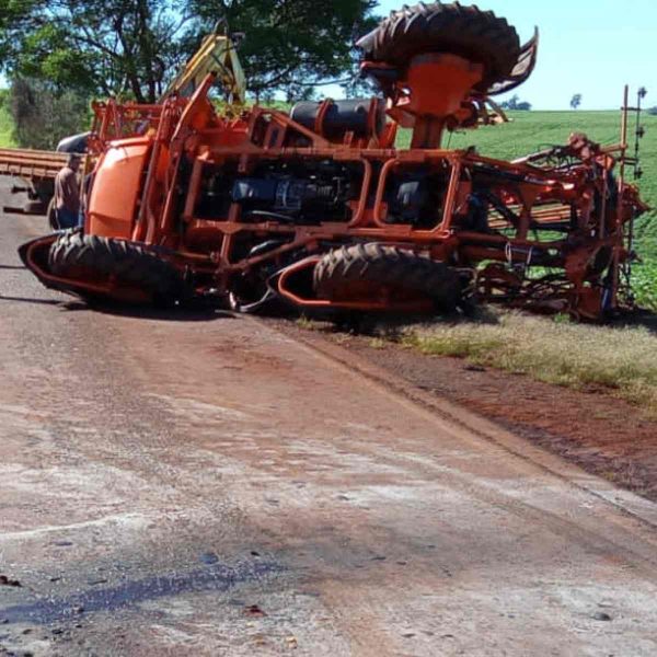 Acidente entre máquina agrícola e carro deixa três pessoas feridas, em  Tupãssi 