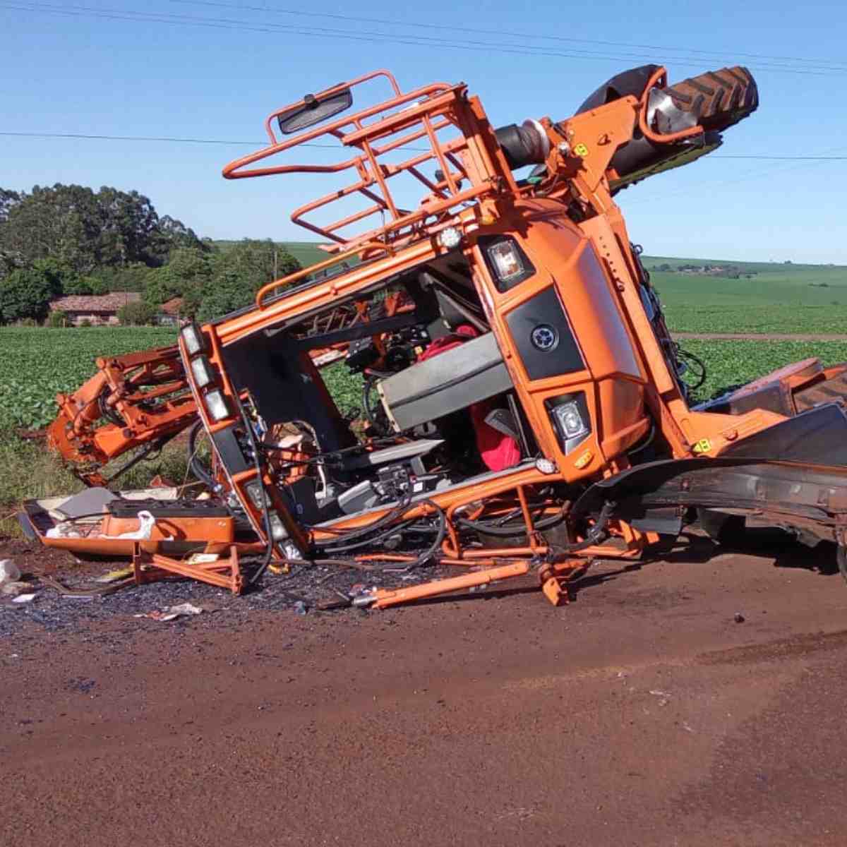  acidente máquina agrícola e carro 