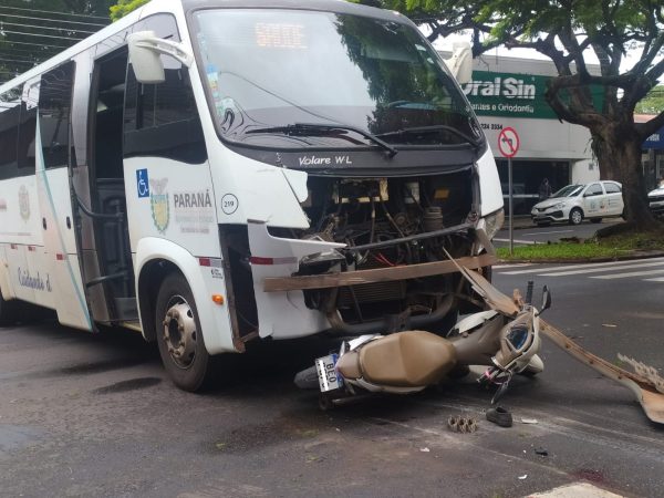 Ônibus da Saúde bate em motocicleta e ocupantes ficam feridos em Maringá