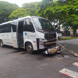 Ônibus da Saúde bate em motocicleta e ocupantes ficam feridos em Maringá