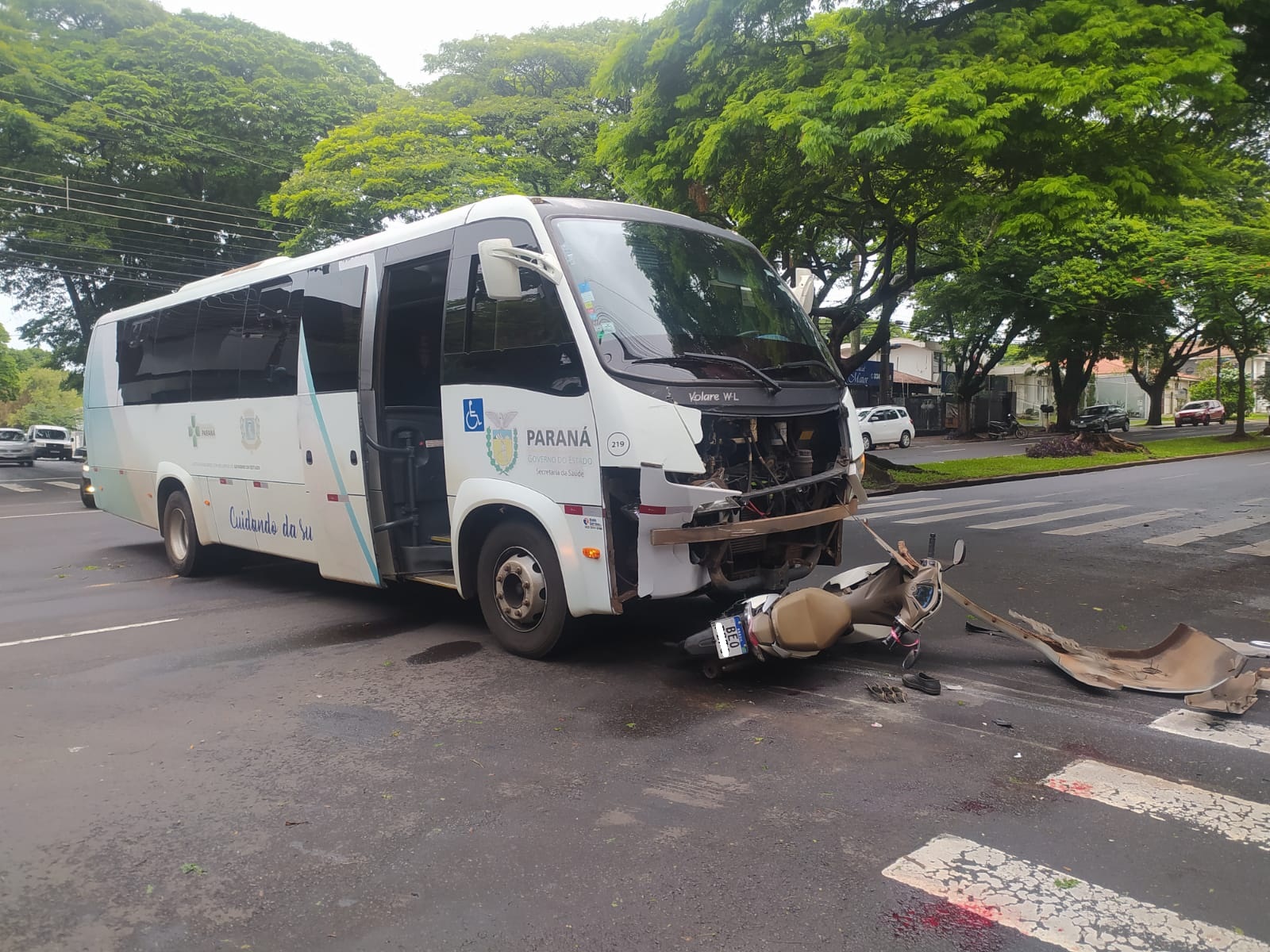  Ônibus da Saúde bate em motocicleta e ocupantes ficam feridos em Maringá 