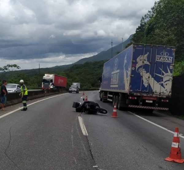 carros em acidente na rodovia