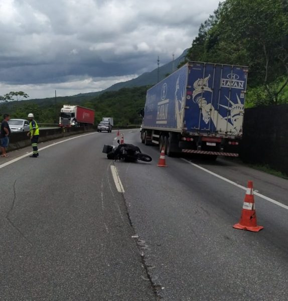 carros em acidente na rodovia