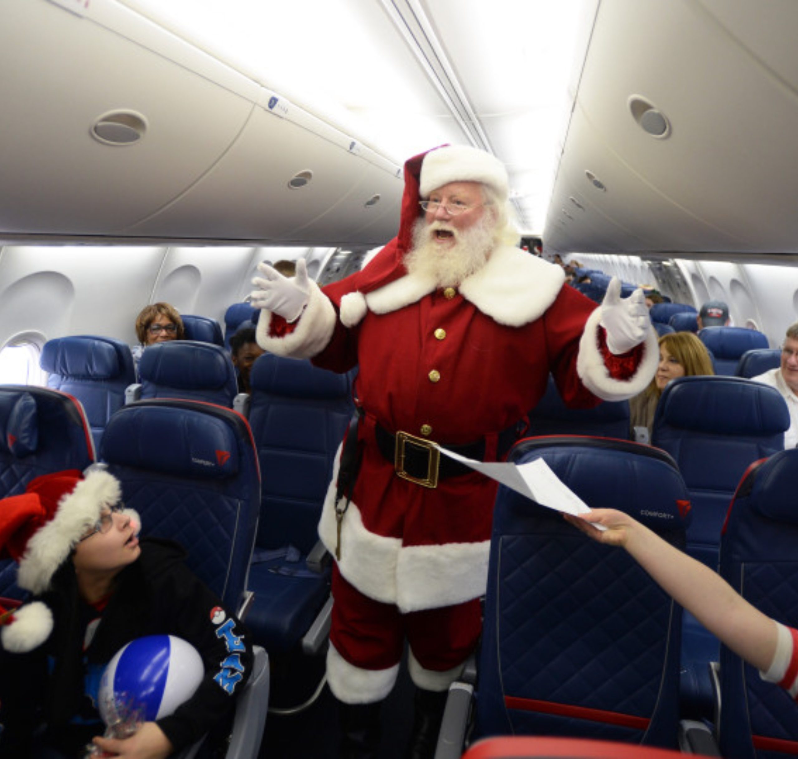  papai noel chega de avião no Afonso Pena 