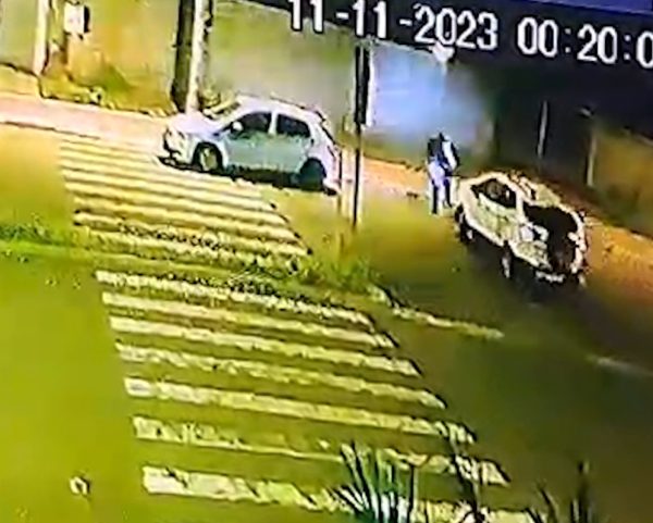 Câmera flagra momento em que homem é prensado por carro contra muro no Paraná