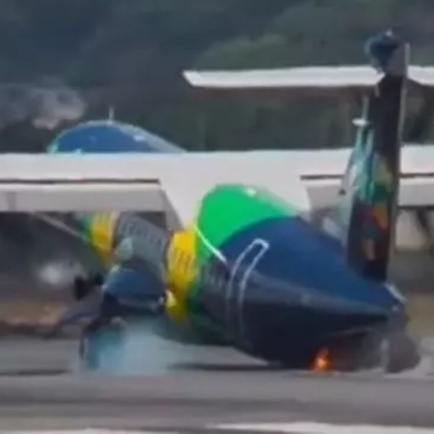  avião azul bate cauda pista 