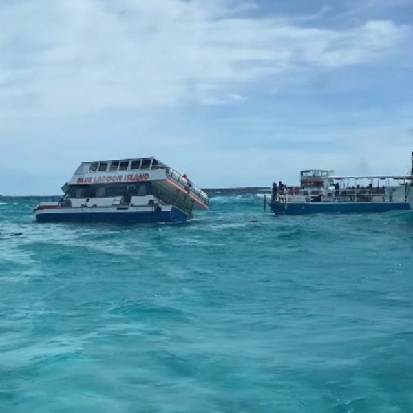 Balsa com mais de 100 turistas naufraga e idosa de 75 anos morre afogada