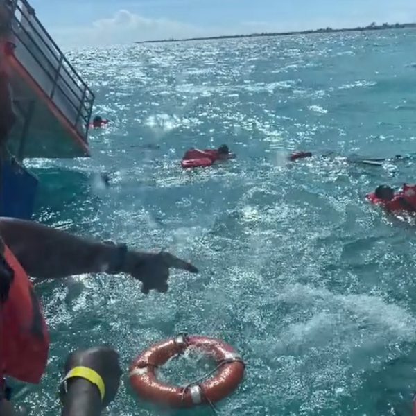 Balsa com mais de 100 turistas naufraga e idosa de 75 anos morre afogada