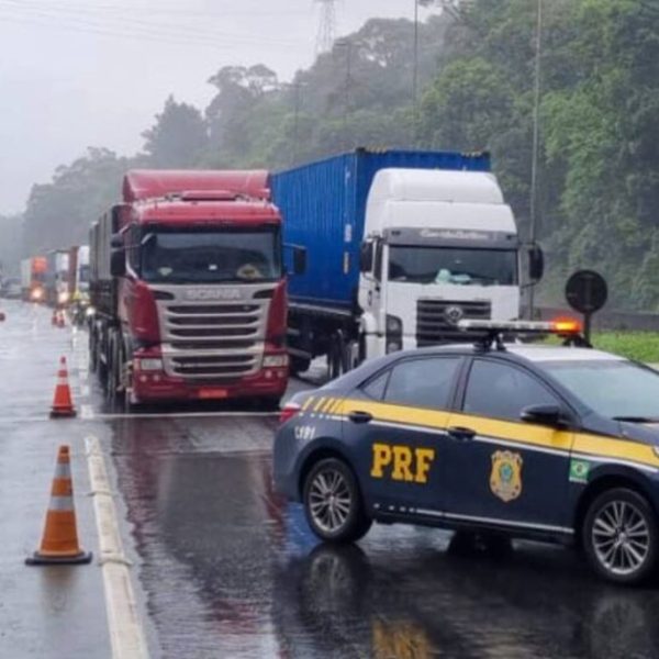 bloqueio br-376 acidente caminhão