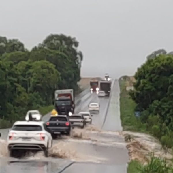 A BR-277 e a BR-376, nos municípios de Guarapuava e Tibagi, respectivamente, seguem com interdições no Paraná na tarde desta sexta-feira (3)