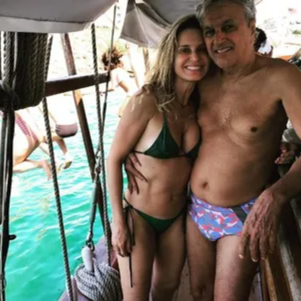 Paula Lavigne e Caetano Veloso em um barco.