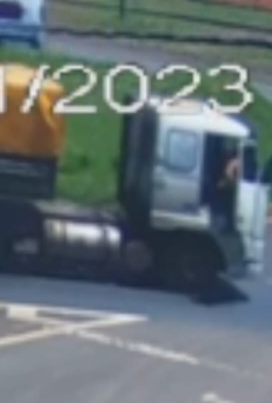  Vídeo mostra momento em que mulher cai de caminhão na PR-317; vítima morreu 