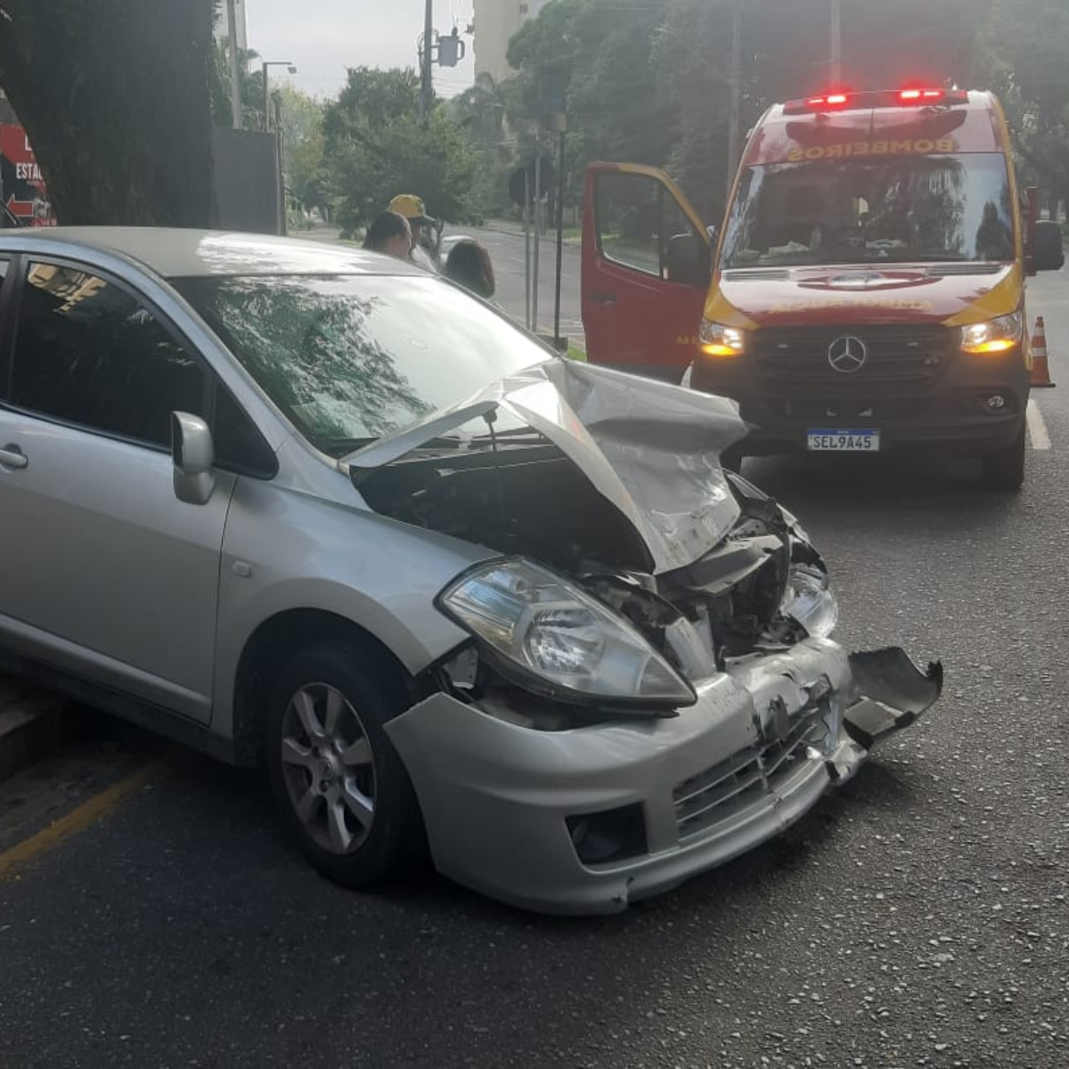  Motorista perde controle de carro e bate contra caçamba, no Água Verde 