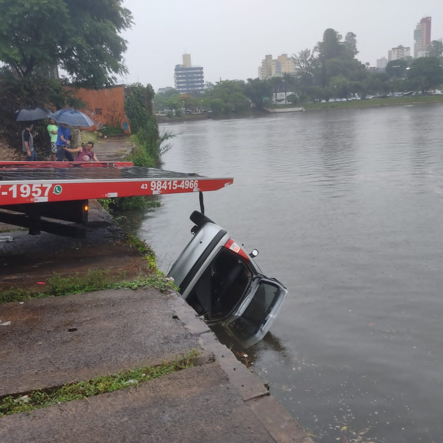  carro caiu lago igapó 