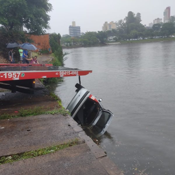 carro caiu lago igapó