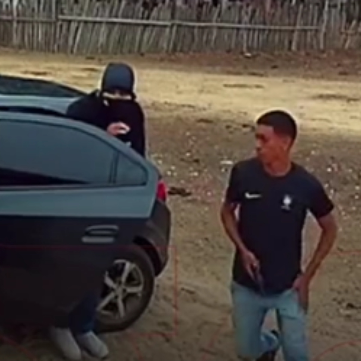  Homens saindo armados do carro 