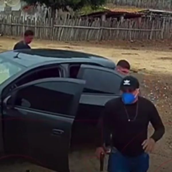 Homens saindo armados do carro