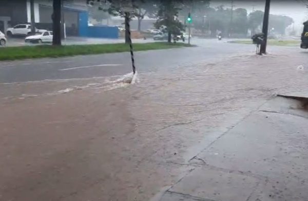 Dia vira noite e chuva intensa causa alagamentos em Maringá; VÍDEOS