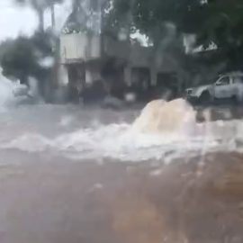 Dia vira noite e chuva intensa causa alagamentos em Maringá; VÍDEOS