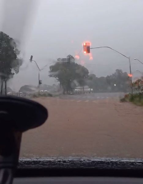 Dia vira noite e chuva intensa causa alagamentos em Maringá; VÍDEOS