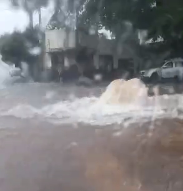  Dia vira noite e chuva intensa causa alagamentos em Maringá; VÍDEOS 