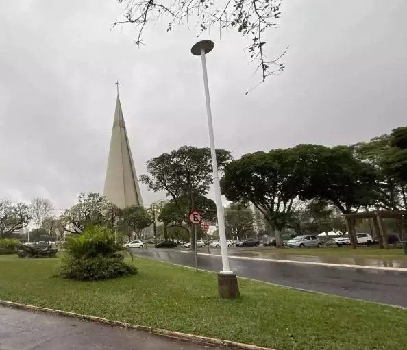  catedral com céu nublado 