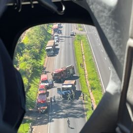 Colisão entre dois caminhões deixa homem preso às ferragens na BR-376, no Paraná 2