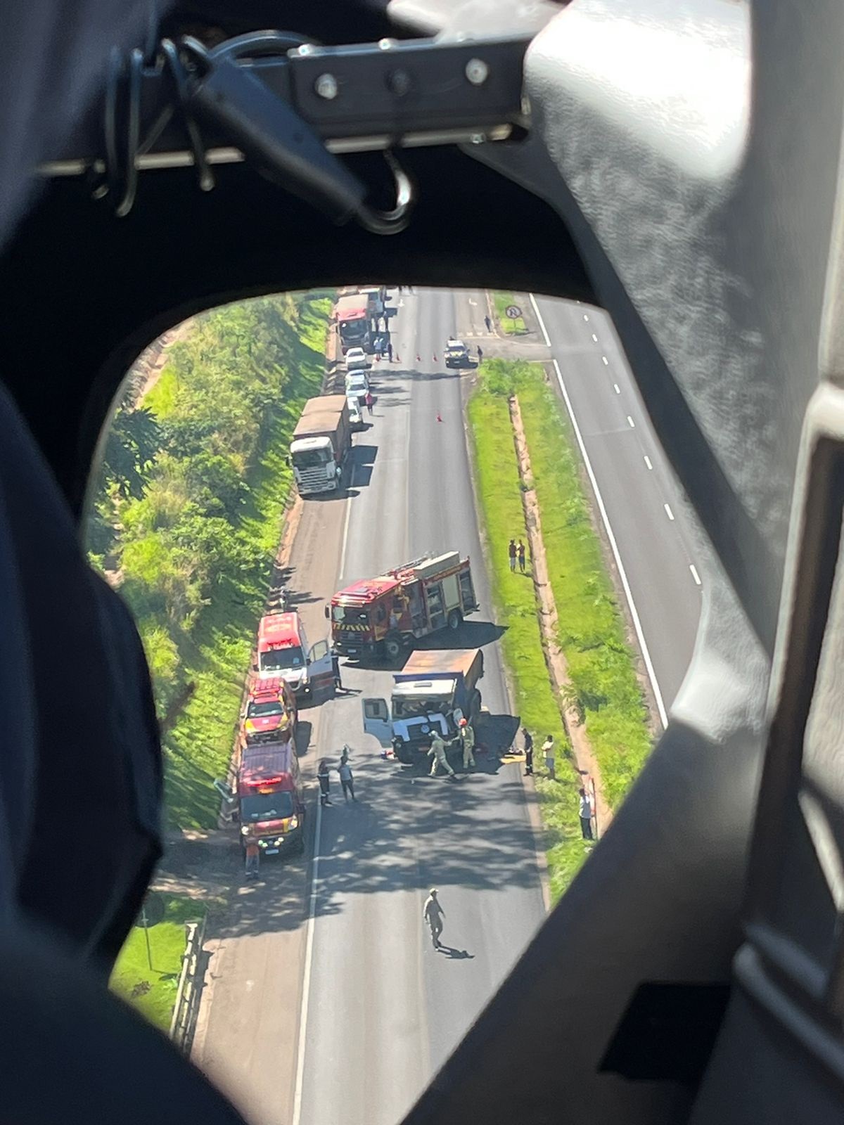  Colisão entre dois caminhões deixa homem preso às ferragens na BR-376, no Paraná 2 