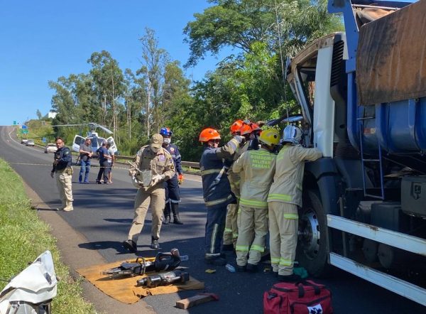 Colisão entre dois caminhões deixa homem preso às ferragens na BR-376, no Paraná 3