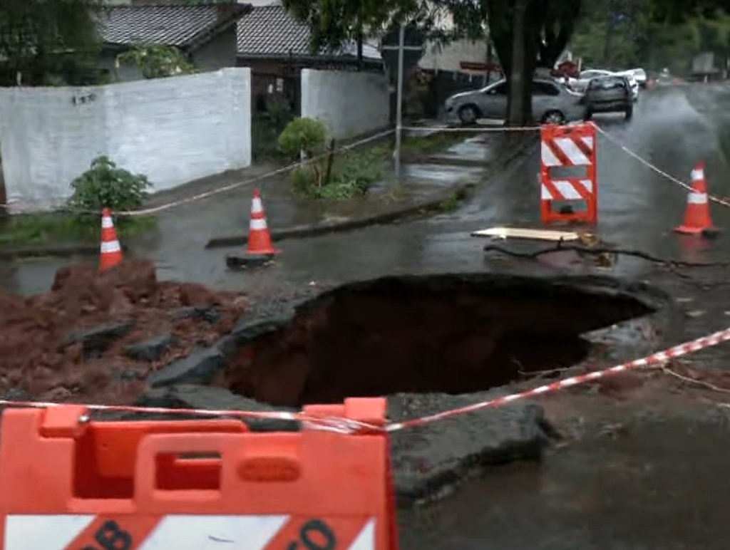 Asfalto cede e cratera se abre em cruzamento de bairro de Maringá