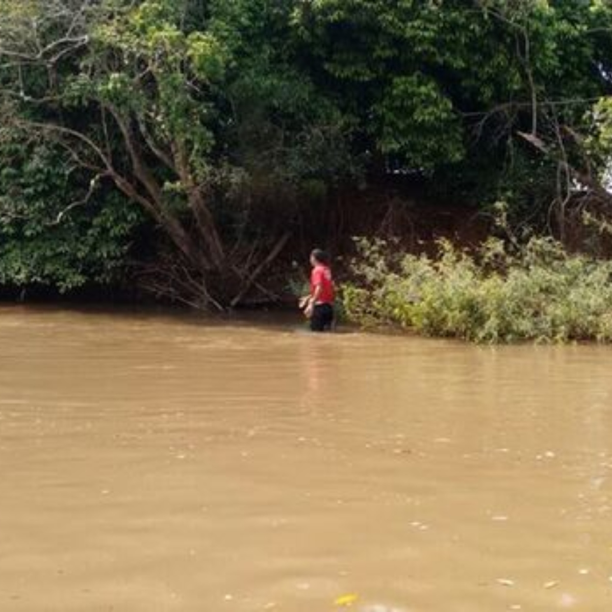  Criança morre afogada em rio; vítima foi encontrada pelos pais 