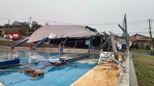 Rajadas de ventos de mais de 100 km/h causam destruição e mortes em São Paulo; veja