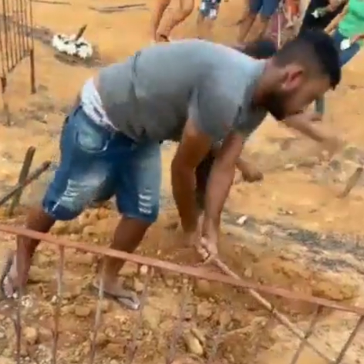  VÍDEO: Filho cava a cova da própria mãe por superlotação em cemitério 